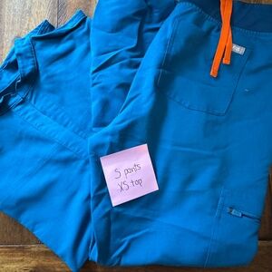 FIGS XS Rafaela scrub top and S joggers set (medical nursing scrubs)